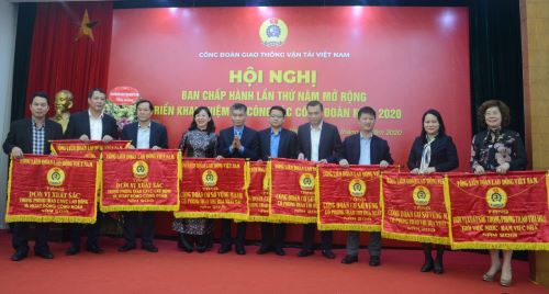 Phó Chủ tịch Tổng Liên đoàn Liên đoàn Việt Nam tặng cờ thi đua cho Công đoàn cấp trên cơ sở và cơ sở có thành tích xuất sắc năm 2019